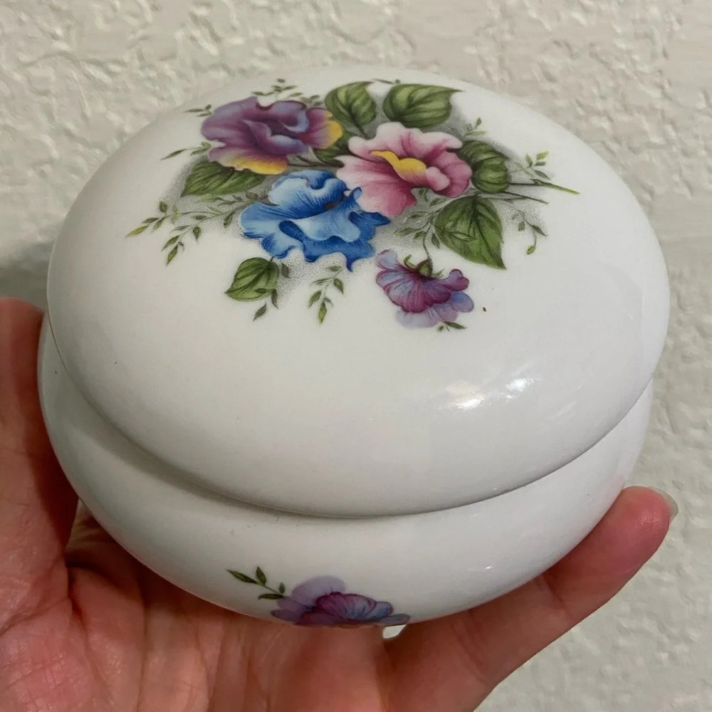 🩷 Vintage San Francisco Music Company Violet Flower Porcelain Box Edelweiss